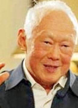 很多人说李光耀不“民主”，但李光耀表示，吃饱喝足才能谈民主